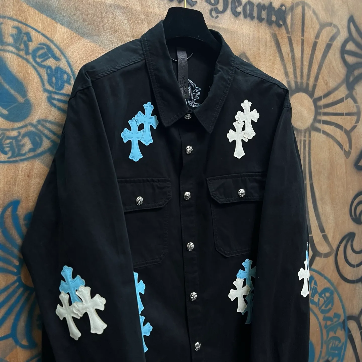 P610 Wang Zha has a new one! Heavy 15.5oz! Kill all market versions instantly! The price has bottomed out. Chrome Hearts Haute Couture Chrome Hearts patchwork leather denim jacket. The choice of high-grade twill denim custom-made fabrics is very important. It distinguishes the low version and wrong version of all pure black denim fabrics on the market. The cross patchwork leather is all imitation lambskin. All dyeing is completely restored without color difference. The inner leather label is first-layer calfskin. All hardware is 925 silver plated. It distinguishes all versions on the market. There is no better casual comparison in the market. Same style for men and women S-XL